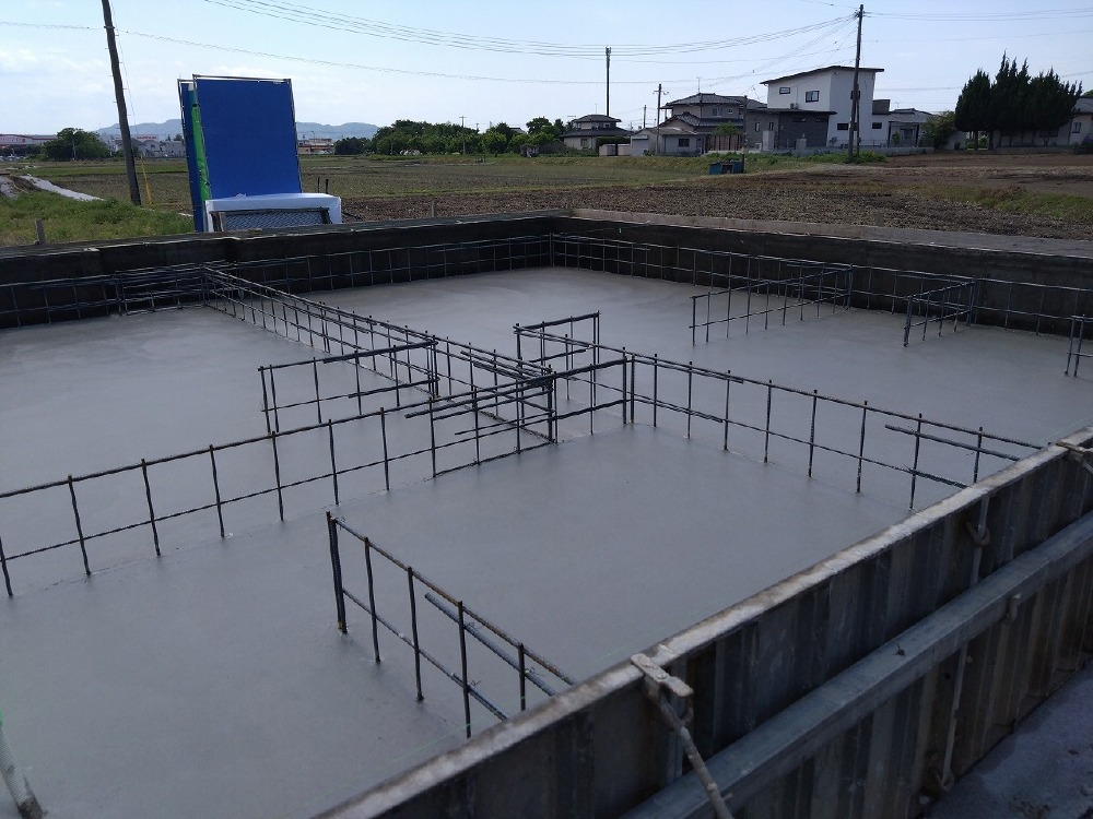 基礎の底一面にコンクリートが綺麗に流し込まれました。