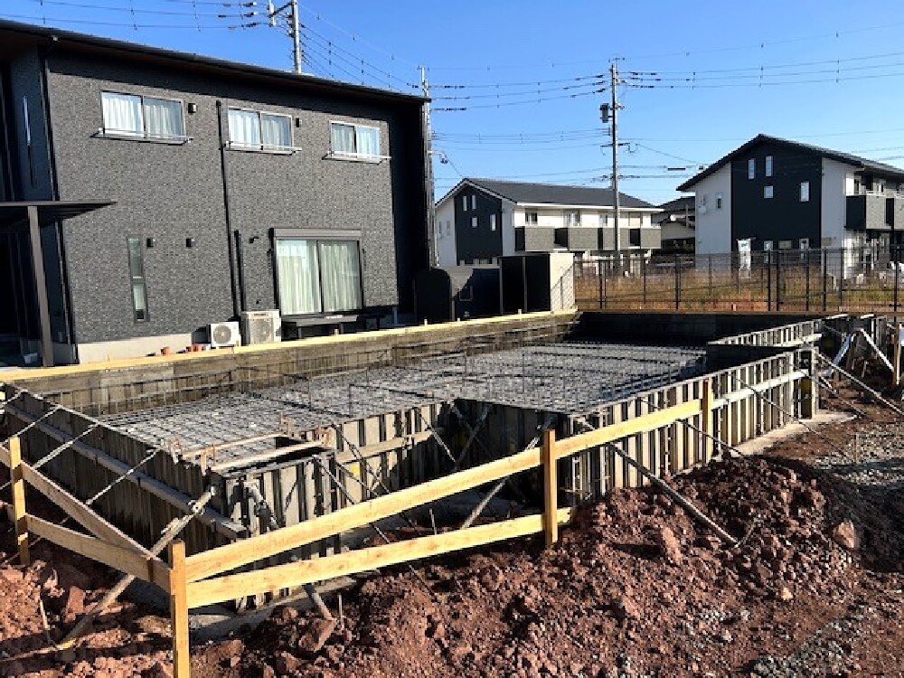 K様邸、職人技が光る！きれいな格子状の鉄筋が組み上がりました。