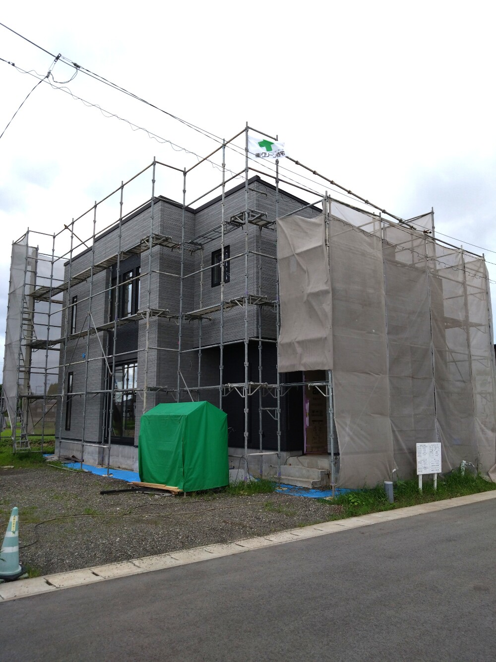 ついに外壁工事が完了！スタイリッシュな外観がお披露目です。