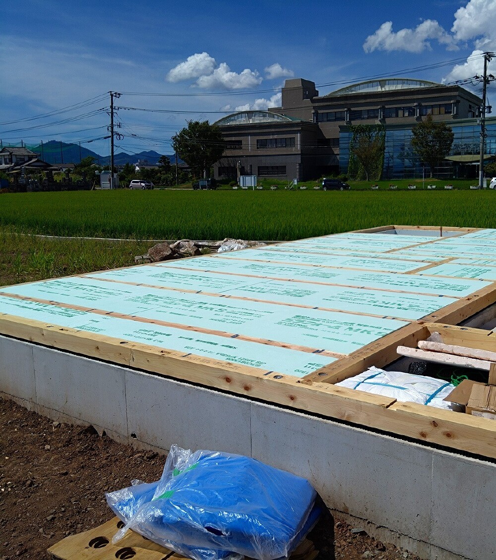 見えない床下もしっかり断熱。土台敷きと並行して進める大切な工程です。